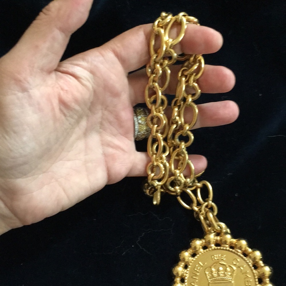 CHANEL Gold Rue Cambon Necklace with Medallion - Picture 4 of 9